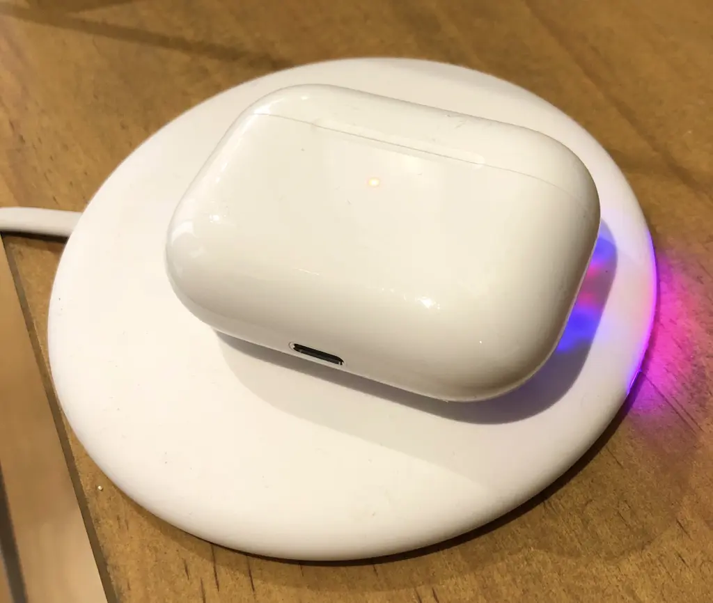 充電マットに充電ケースを置いたところ。