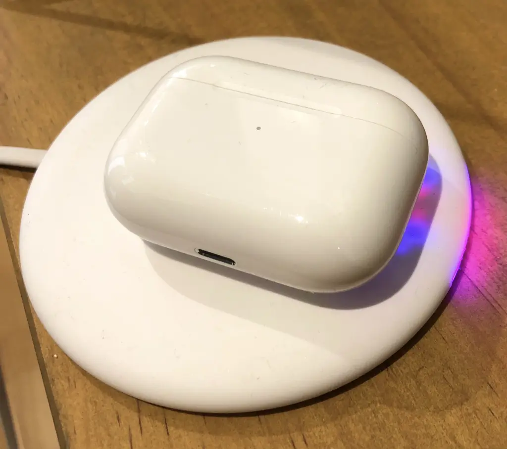 充電マットに充電ケースを置いている。ステータスランプは消灯、
