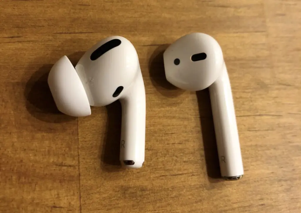 AirPodsとAirPods Proを並べてみた