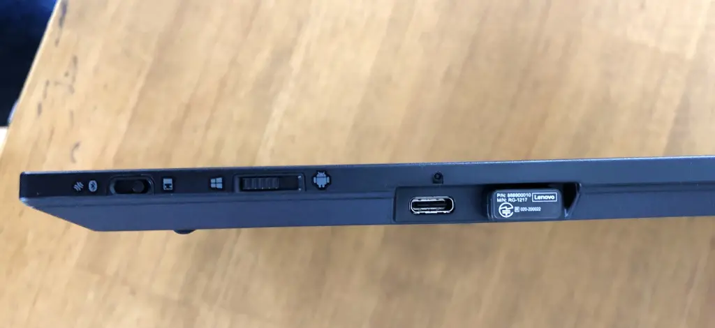 TrackPoint keyboad IIの上部にあるスイッチ