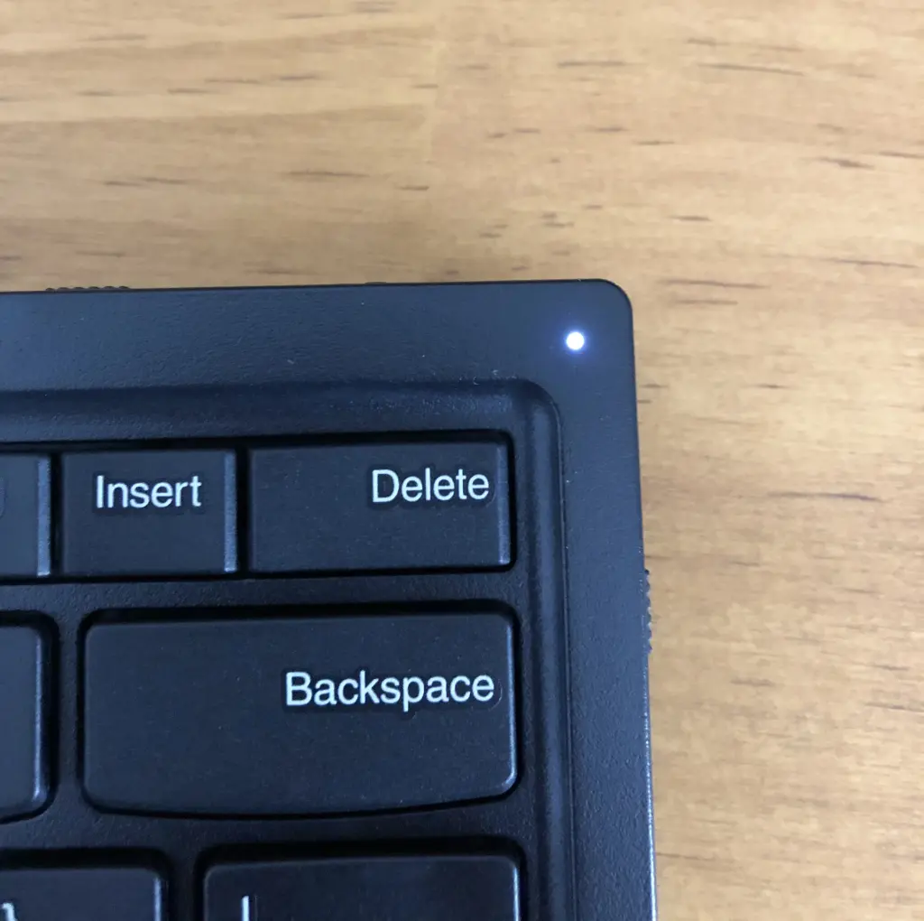 TrackPoint Keyboard IIの右上にある電源関連の状態を示すLED。