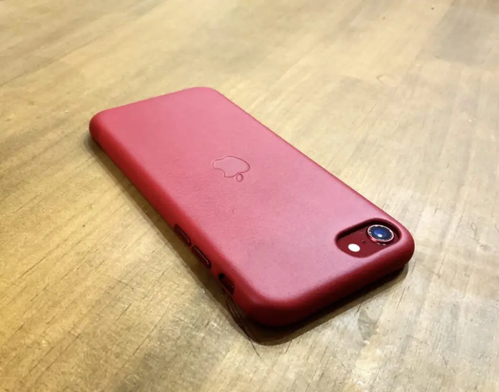 iPhone SE 純正レザーケース PRODUCT(RED)をiPhone8につけてみる