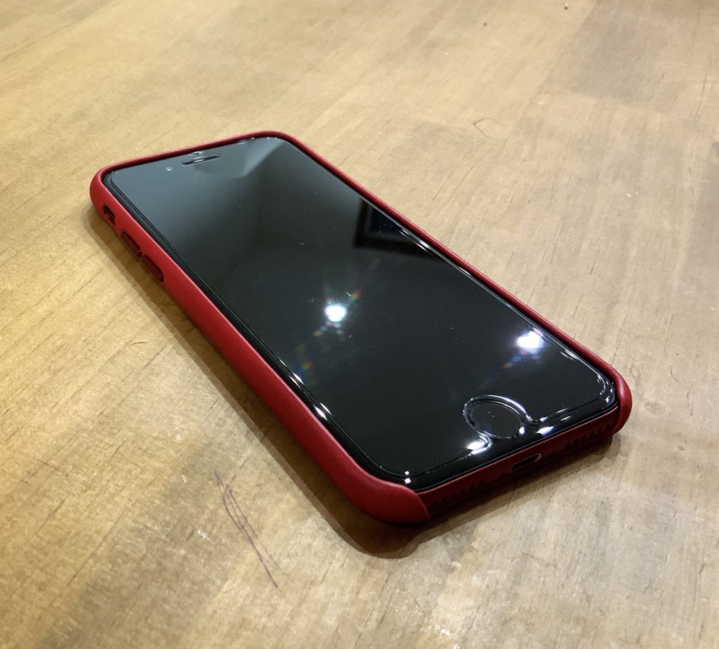 iPhone SE レザーケース PRODUCT(RED) iPhone8につけてみる