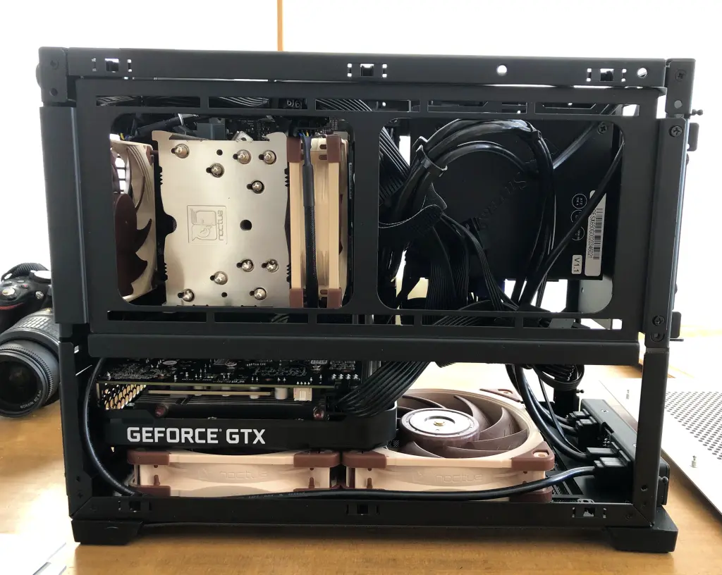 NCASE M1 v5 ブラック グラス窓 ASCII.jp：NCASEのMini-ITX